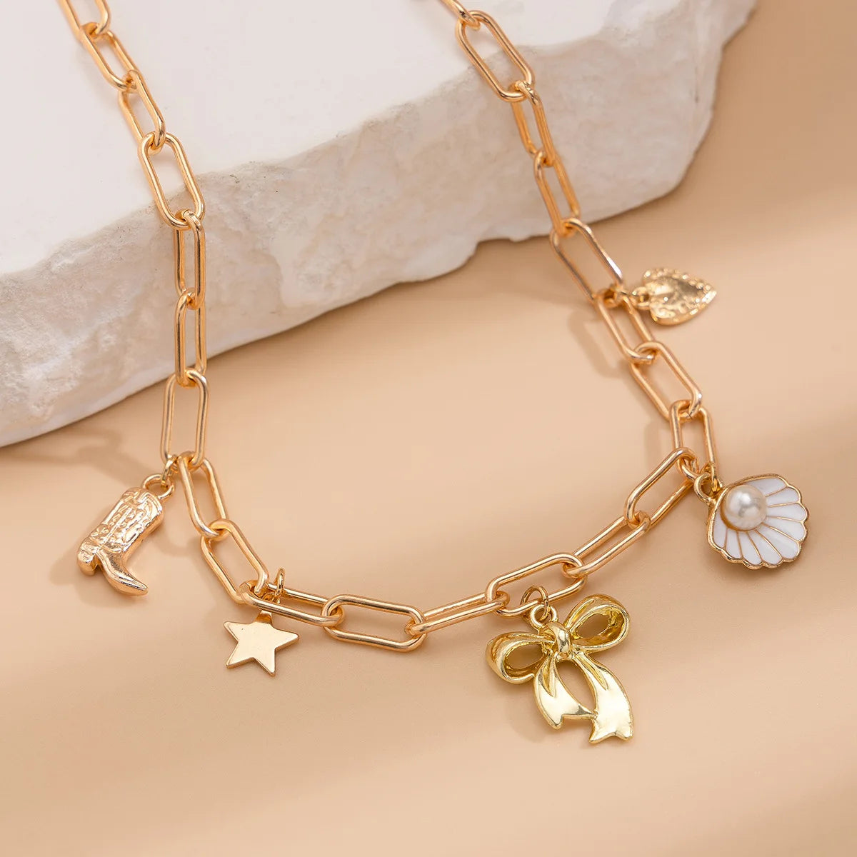 Collier breloque noeud papillon doré