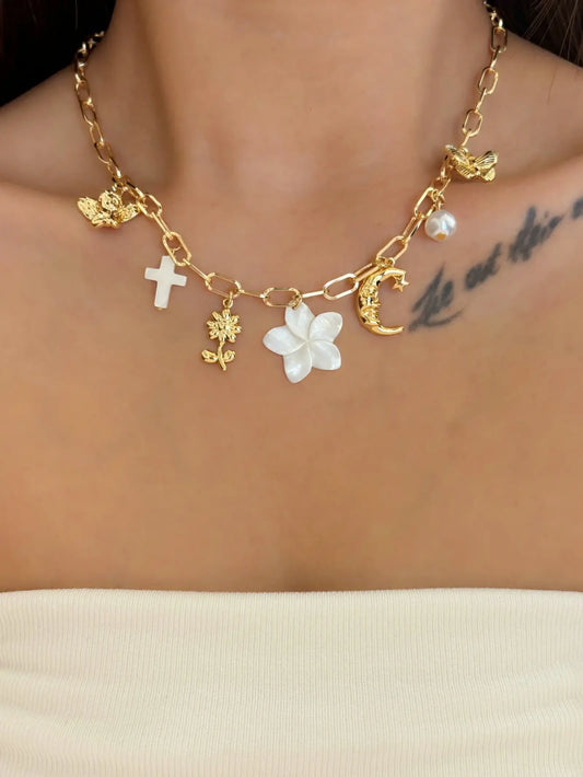Collier breloque fleur blanche doré
