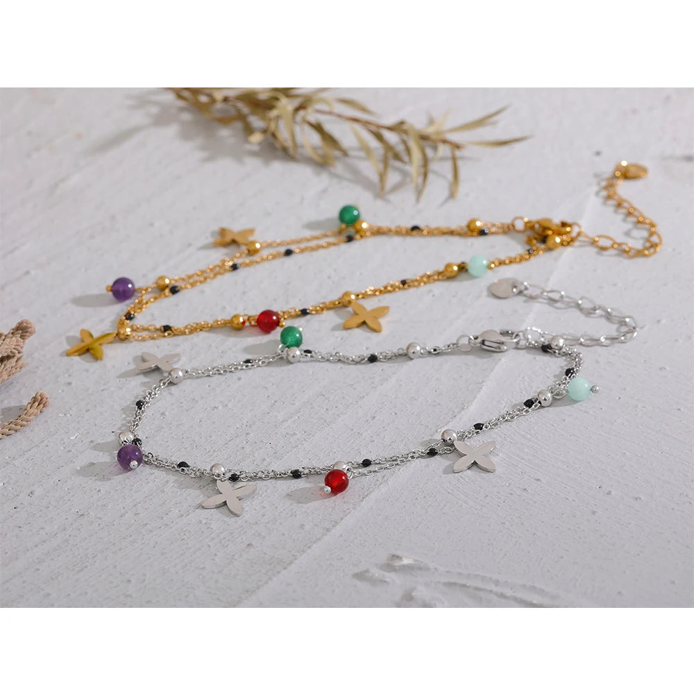 Bracelet à breloques croix argentées et pierres naturelles