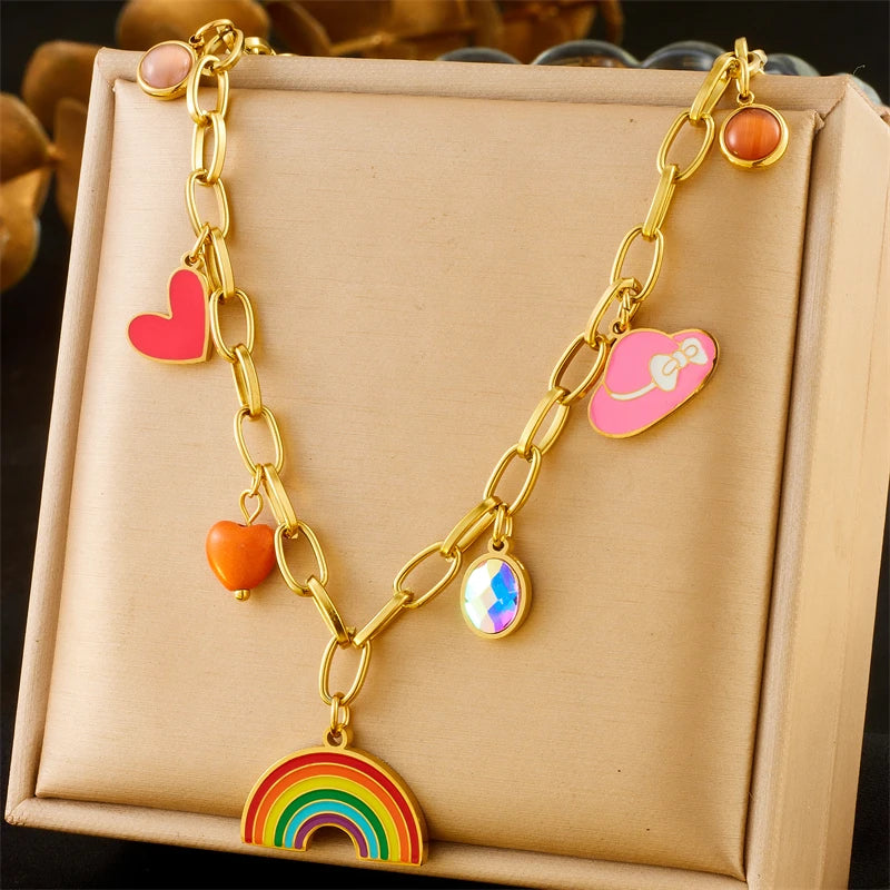 Collier à breloques doré et arc en ciel