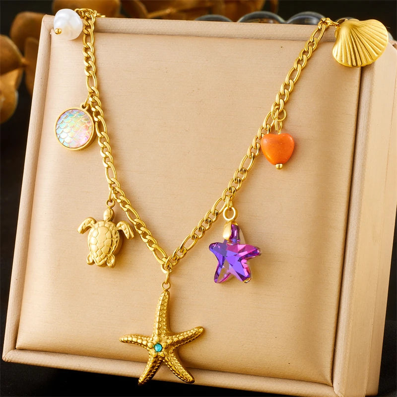Collier à breloques doré et étoile de mer