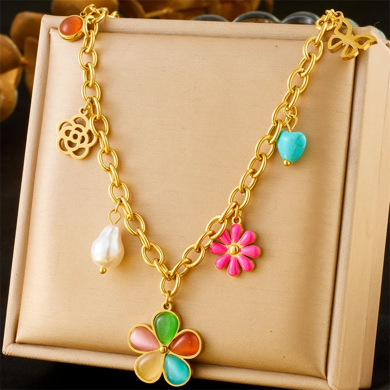 Collier à breloques doré et fleurs multicolores