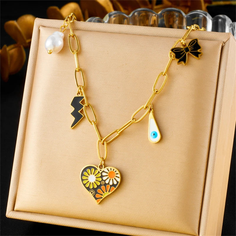 Collier à breloques doré et coeur fleuri