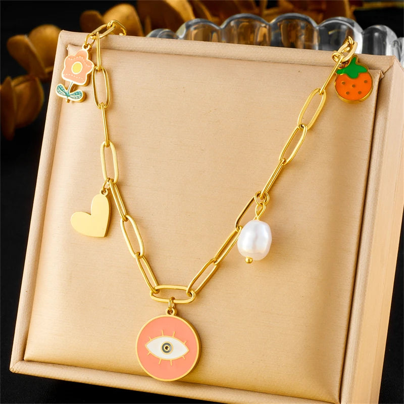 Collier à breloques doré et oeil rose