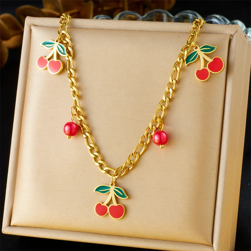 Collier à breloques doré et cerises