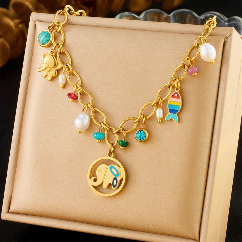 Collier à breloques doré et éléphant