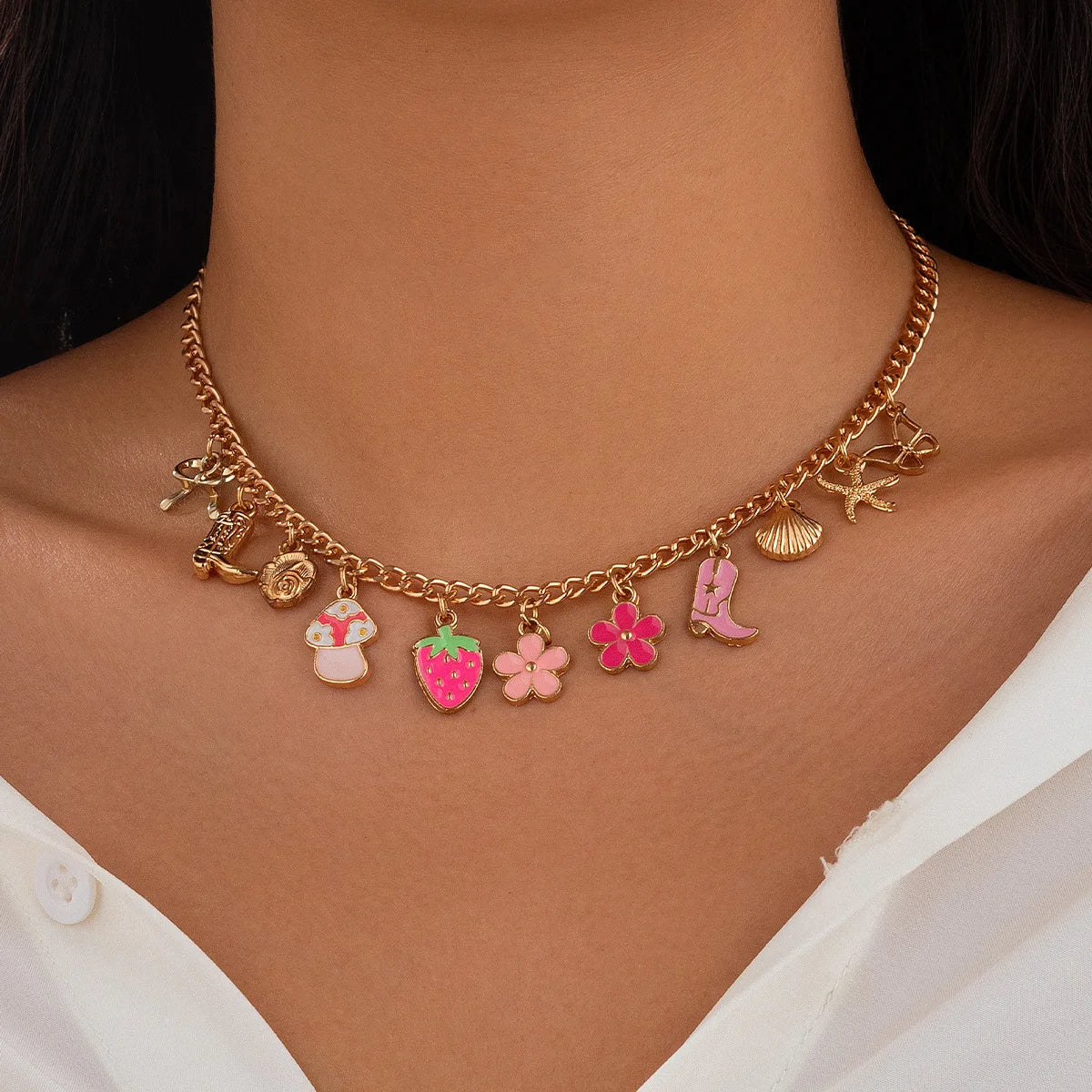 Collier breloque fleur et fraise doré
