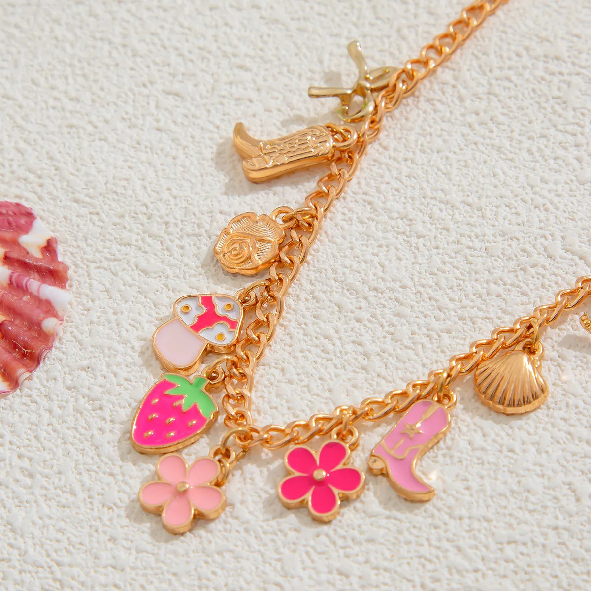 Collier breloque fleur et fraise doré