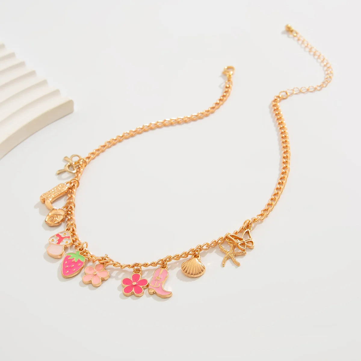 Collier breloque fleur et fraise doré