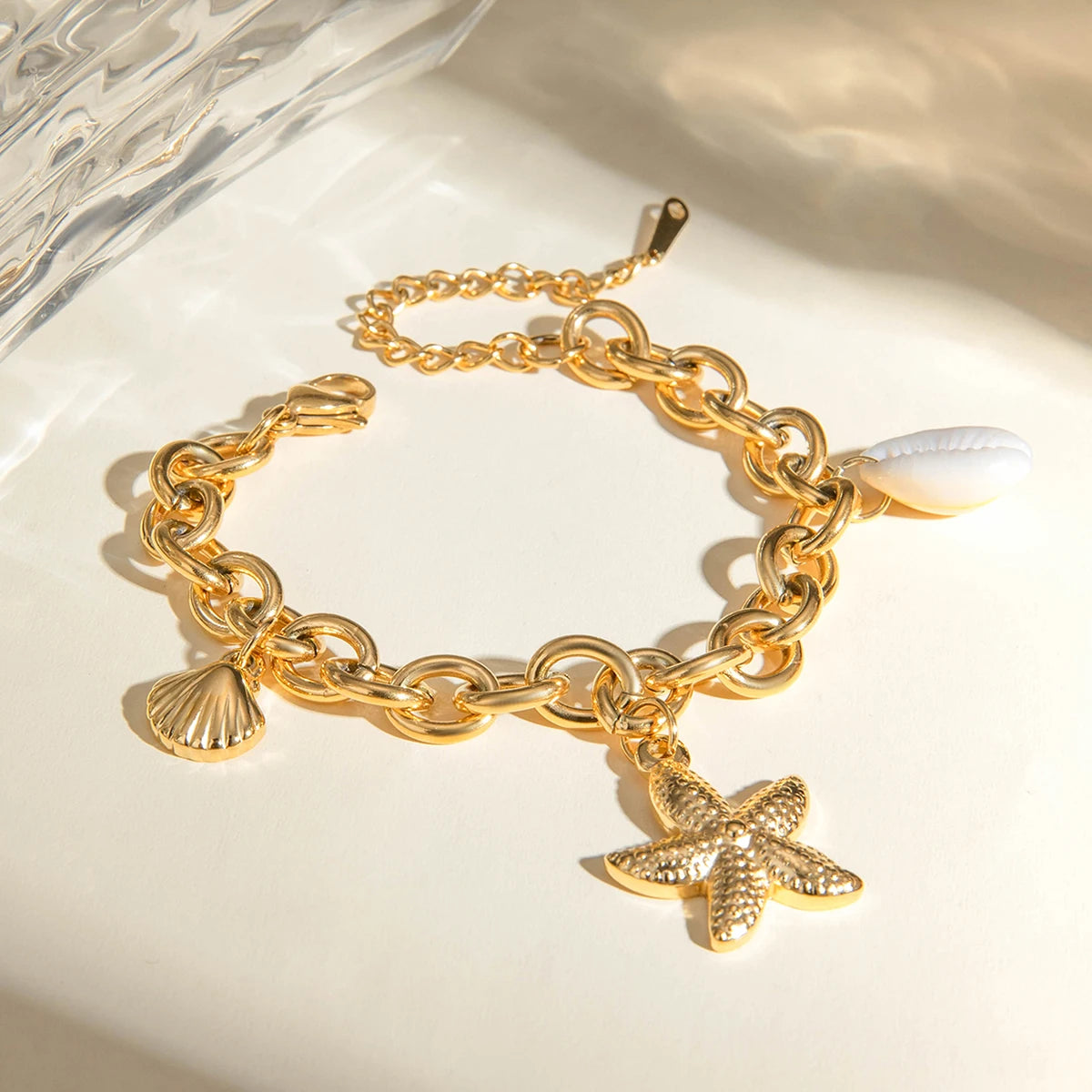 Bracelet à breloques avec coquillages doré