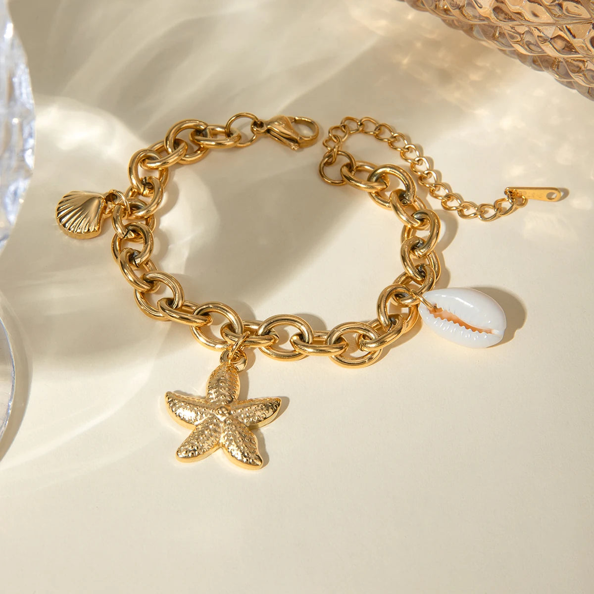 Bracelet à breloques avec coquillages doré