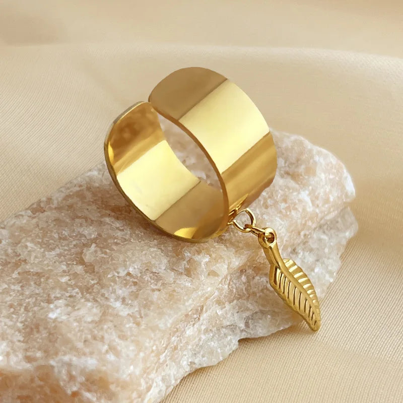 Bague breloque ajustable à feuille dorée