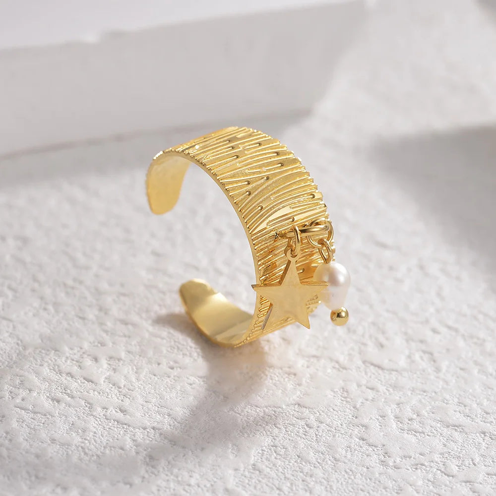 Bague à breloques blanche et étoile dorée