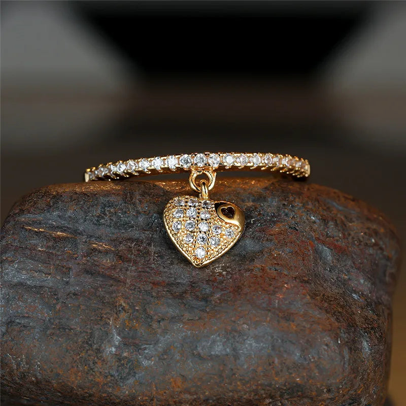 Bague fine à breloque coeur dorée