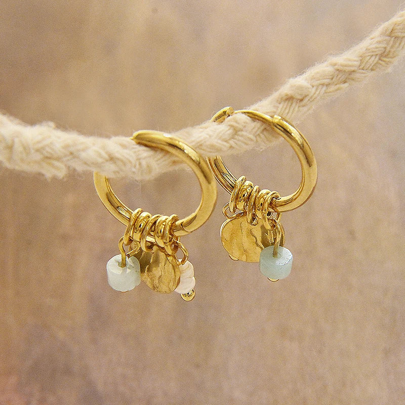 Boucles d'oreilles breloques blanches et or