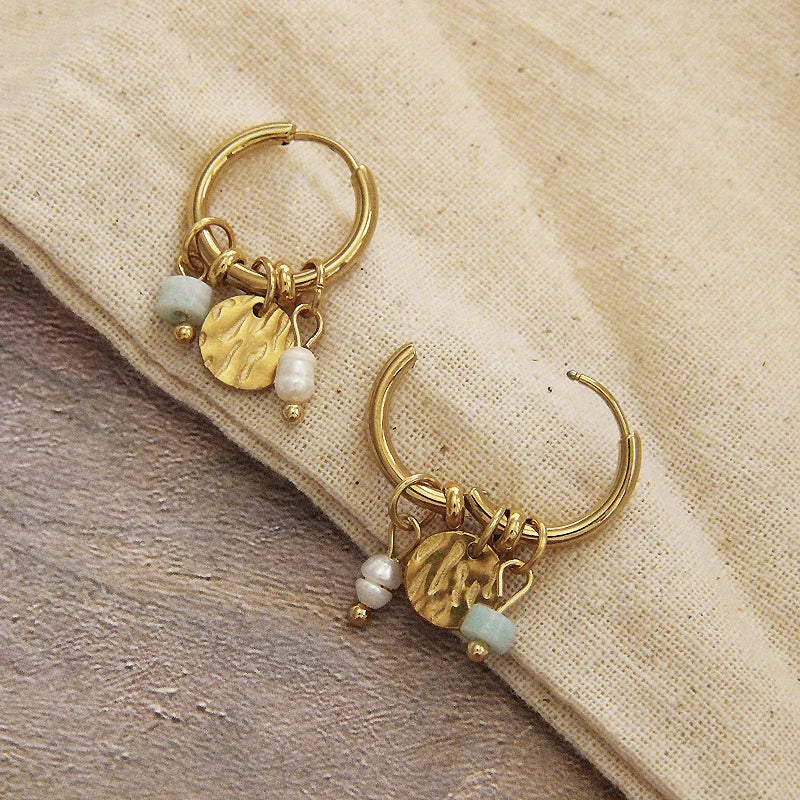 Boucles d'oreilles breloques blanches et or