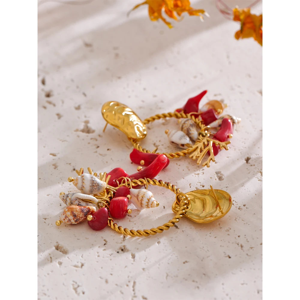 Boucles d'oreilles breloques coquillage et corail dorées