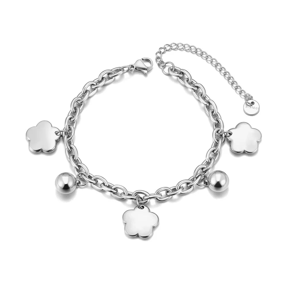 Bracelet à breloques argenté avec trèfles et grelots