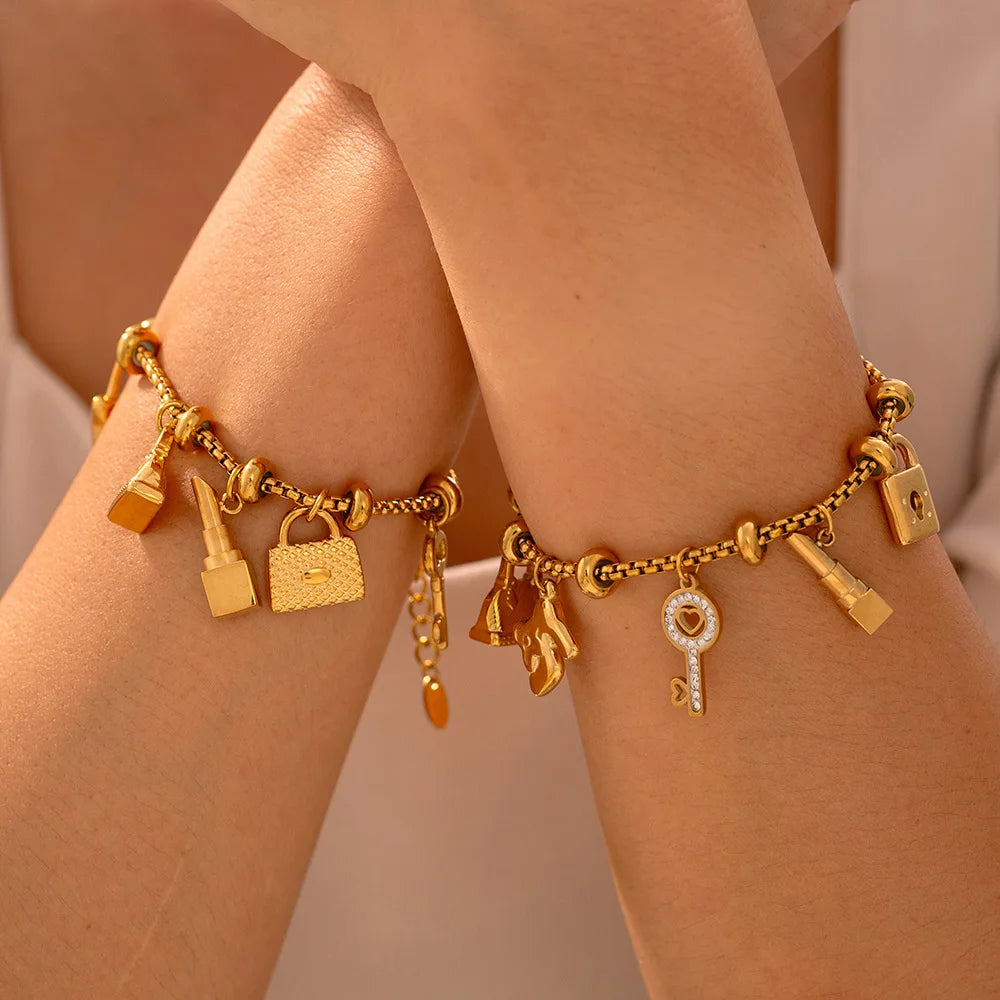 Bracelet à breloques doré avec clips et cadenas