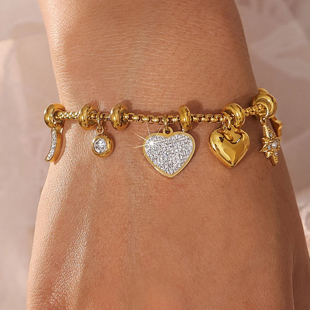 Bracelet à breloques doré avec clips et coeurs brillants