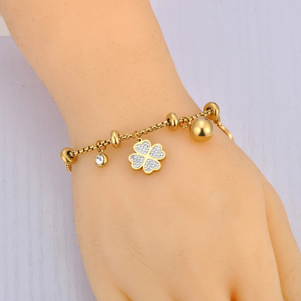 Bracelet à breloques doré avec trèfles et grelots