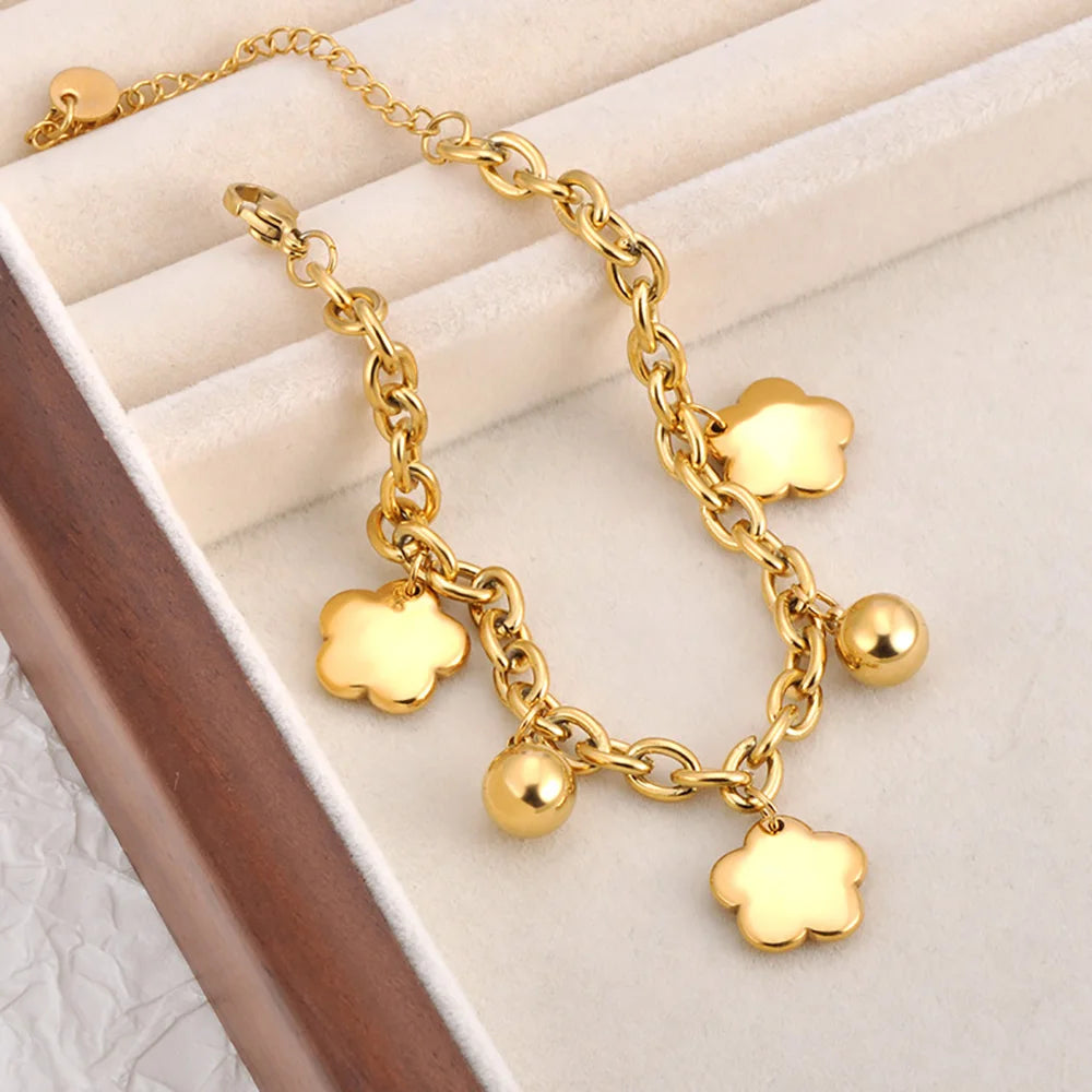 Bracelet à breloques doré avec 3 trèfles et grelots