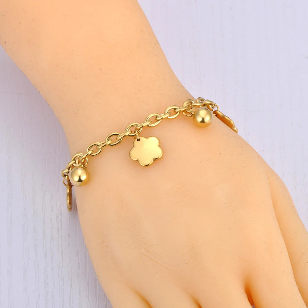 Bracelet à breloques doré avec 3 trèfles et grelots