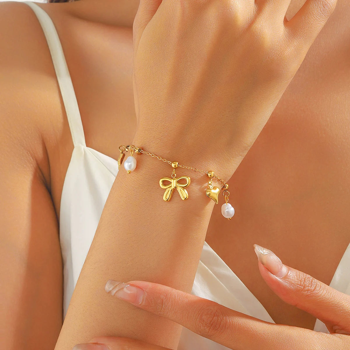 Bracelet breloques noeud papillon doré