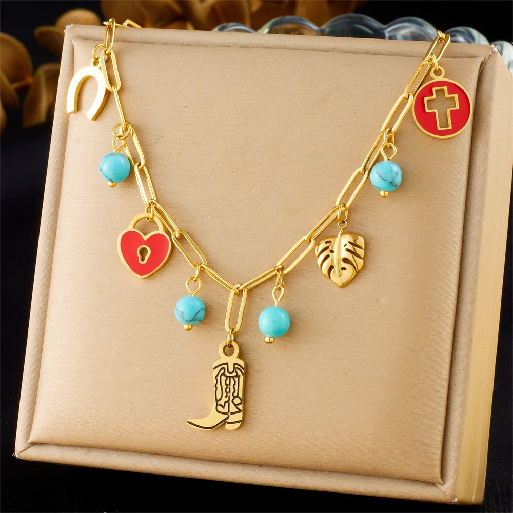 Collier à breloques avec botte dorée