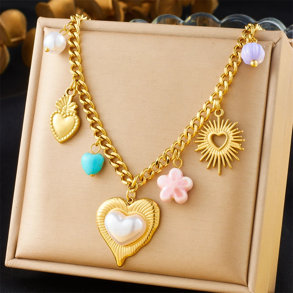 Collier à breloques avec gros coeur doré