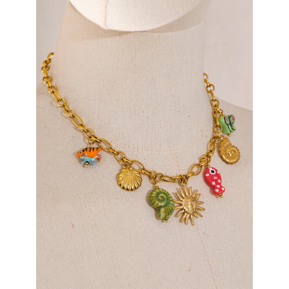 Collier à breloques colorées doré