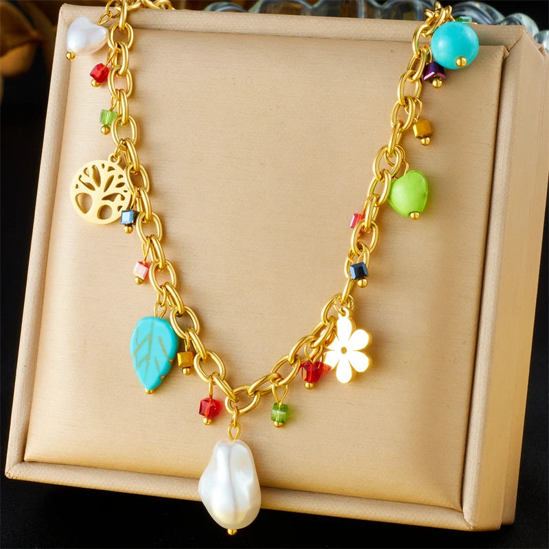 Collier à breloques doré et perle blanche