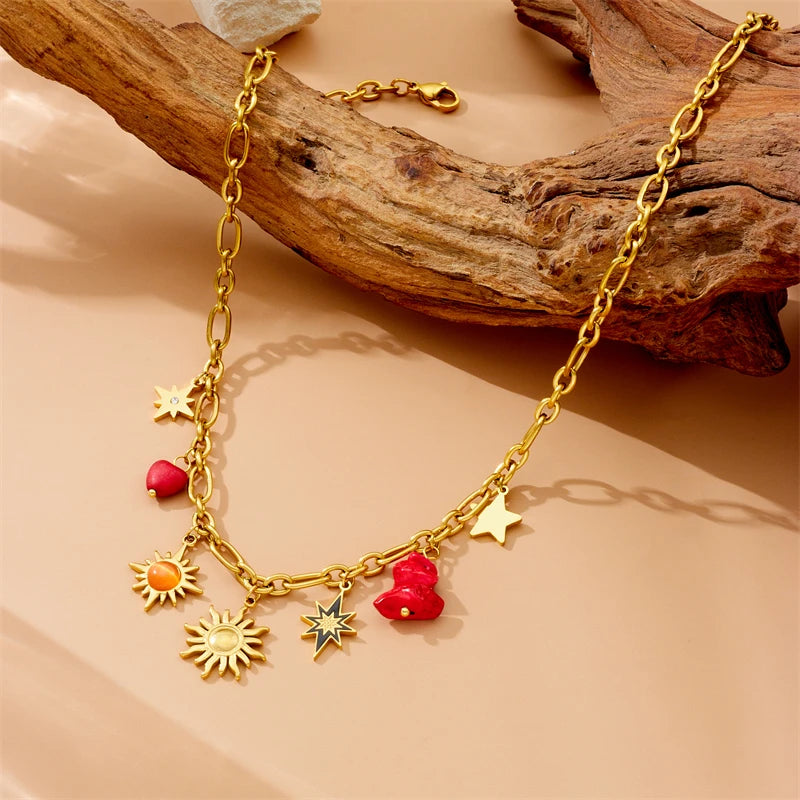 Collier à breloques doré et soleils