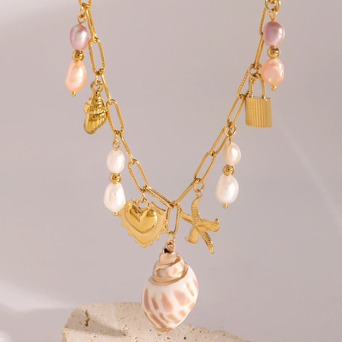 Collier à breloques et coquillage blanc et rose