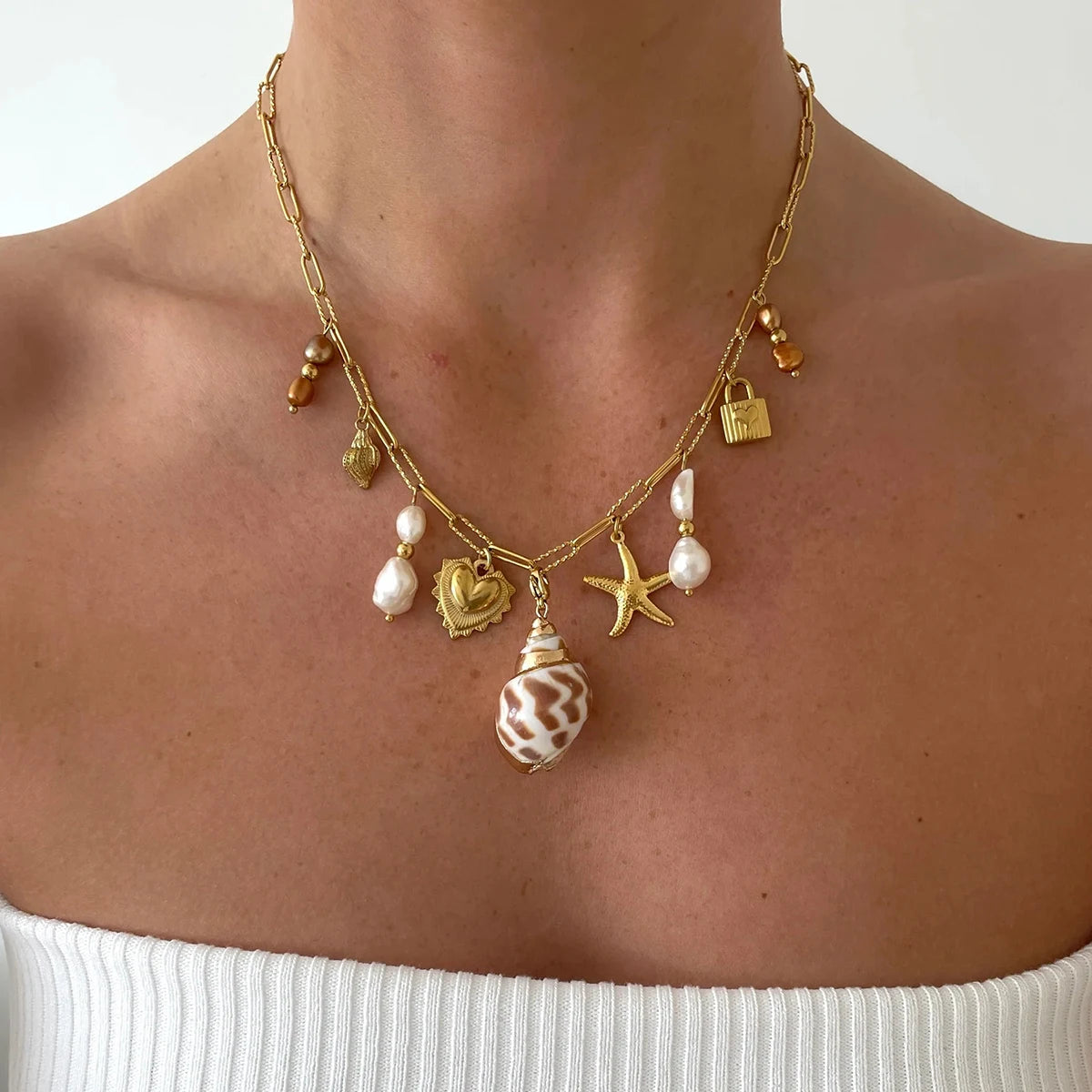 Collier à breloques et coquillage blanc et rose