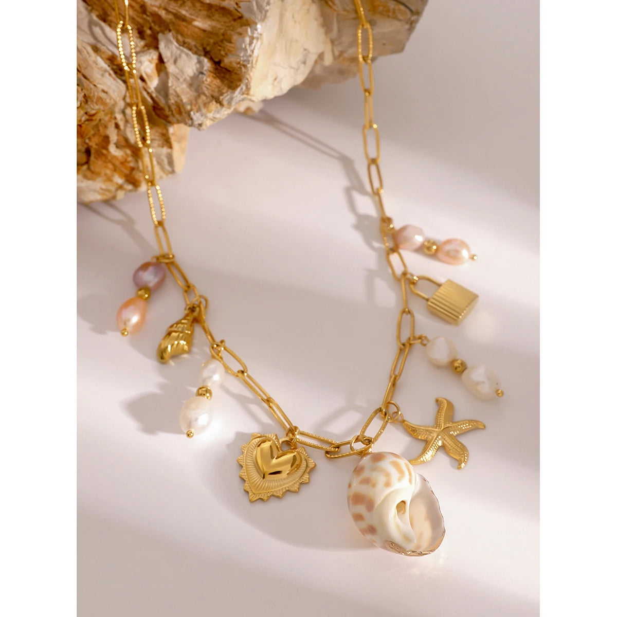 Collier à breloques et coquillage blanc et rose