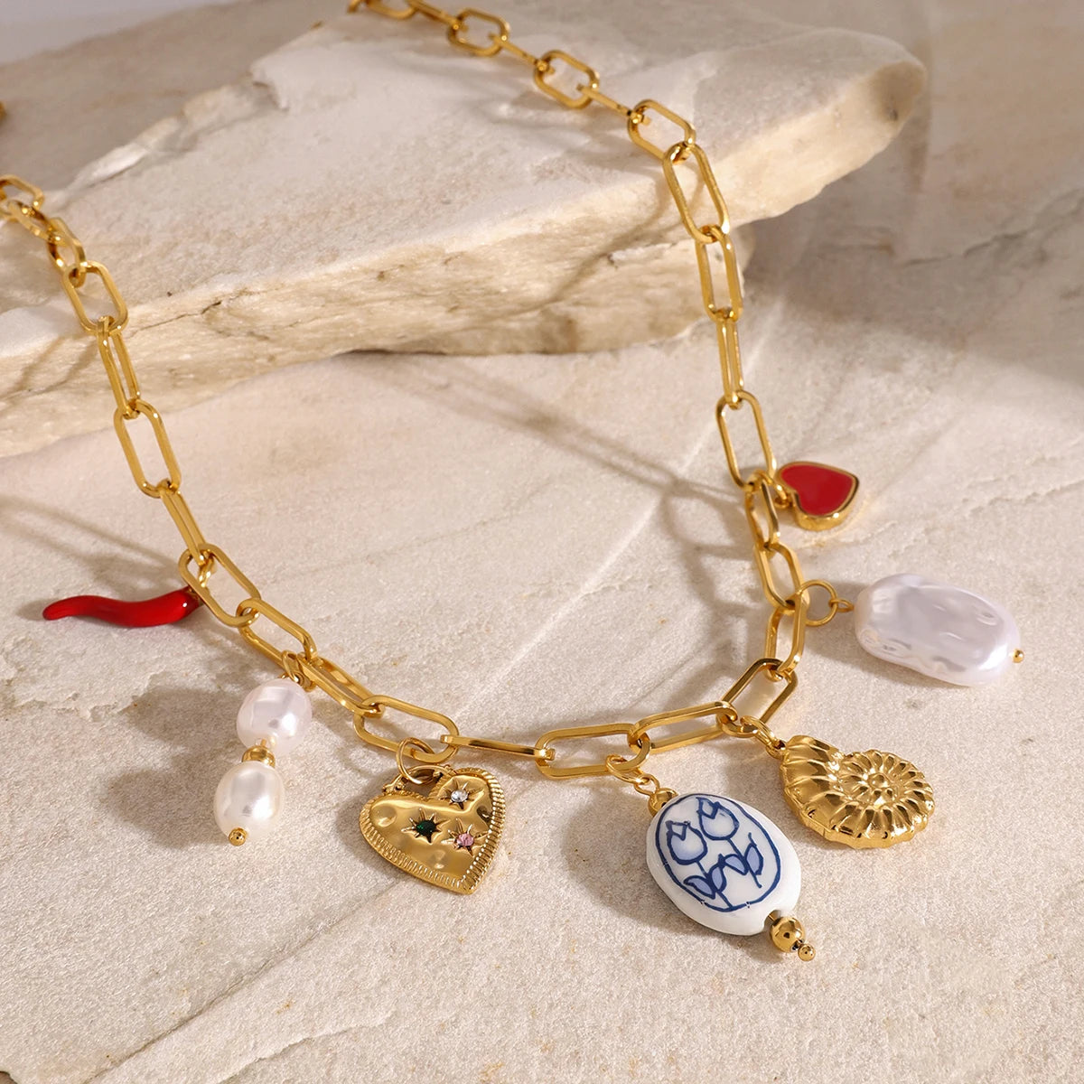 Collier breloques à chaîne dorée