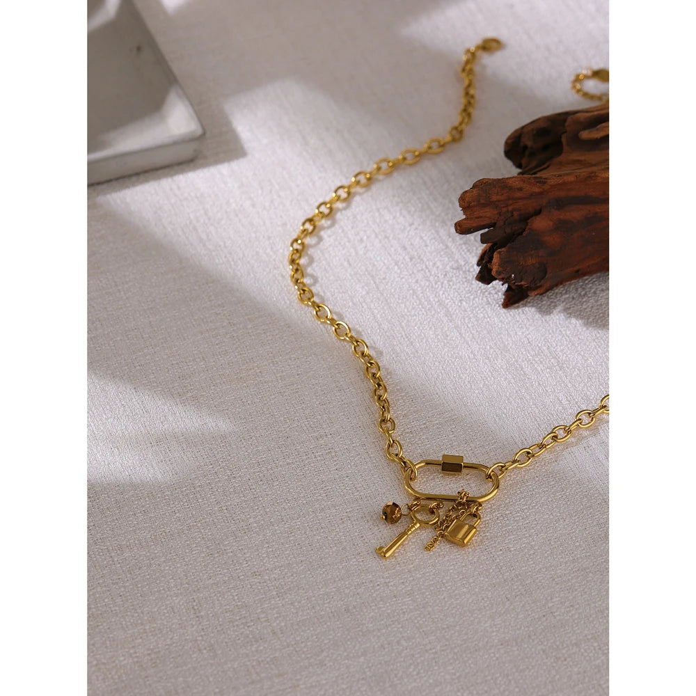 Collier breloques doré cadenas et clé
