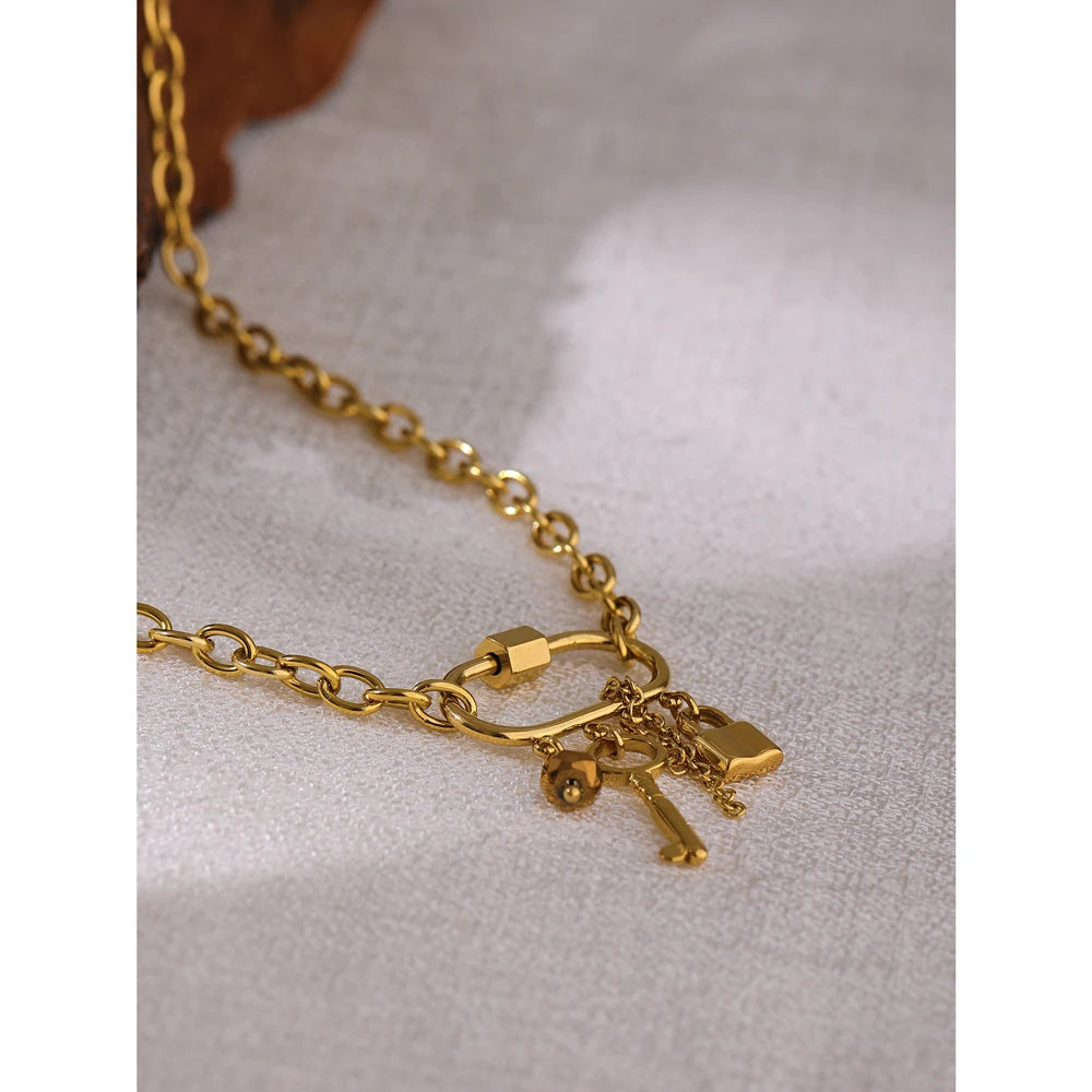 Collier breloques doré cadenas et clé