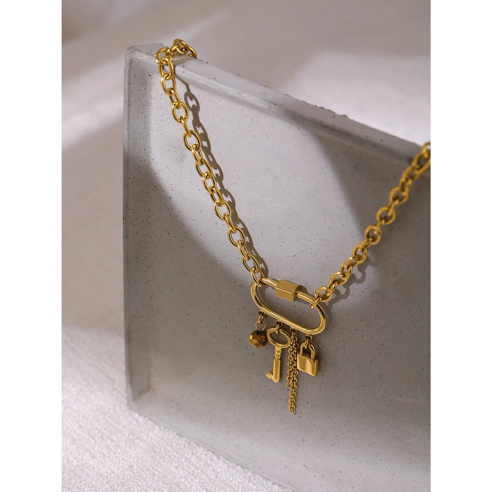 Collier breloques doré cadenas et clé