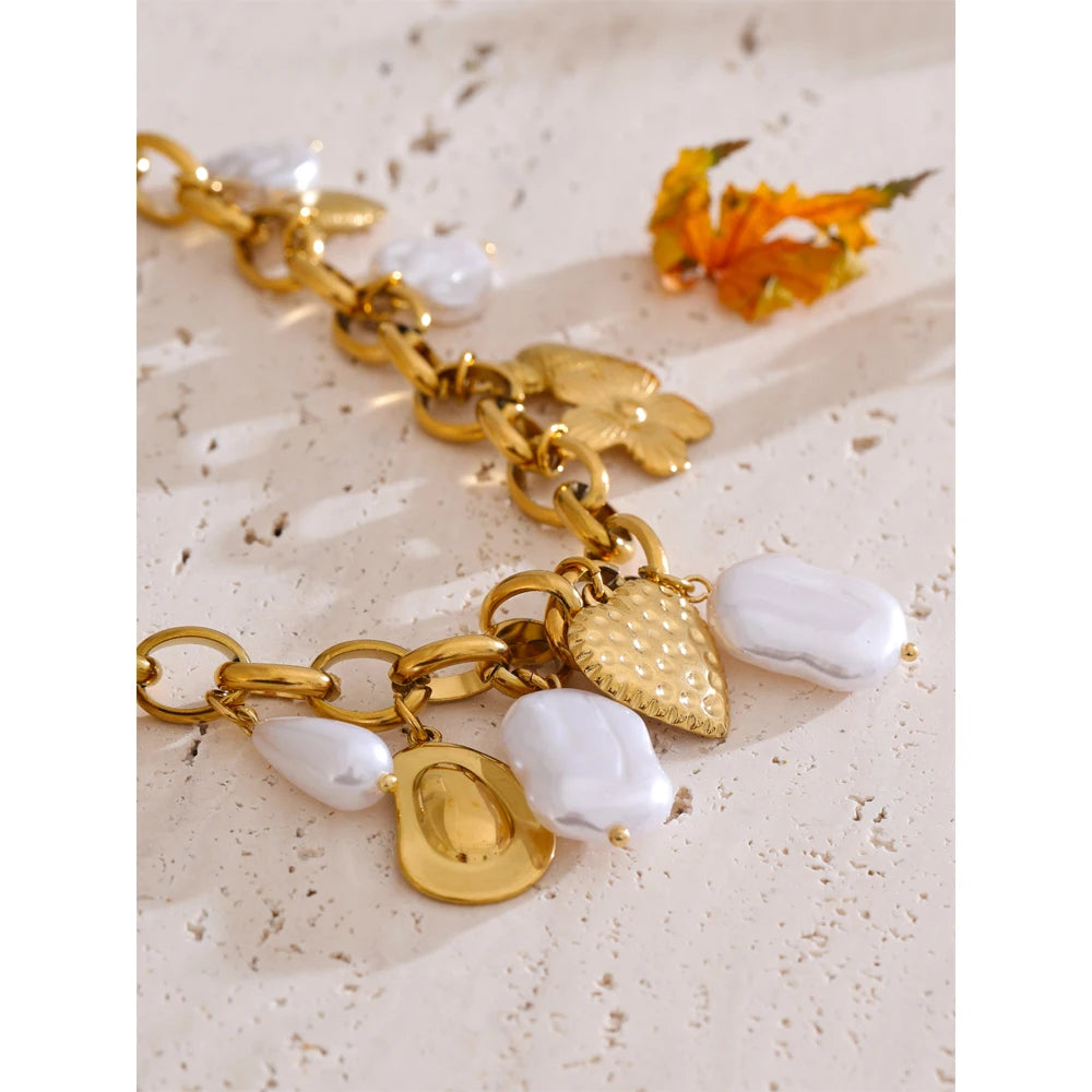 Collier breloques dorées et perles blanches