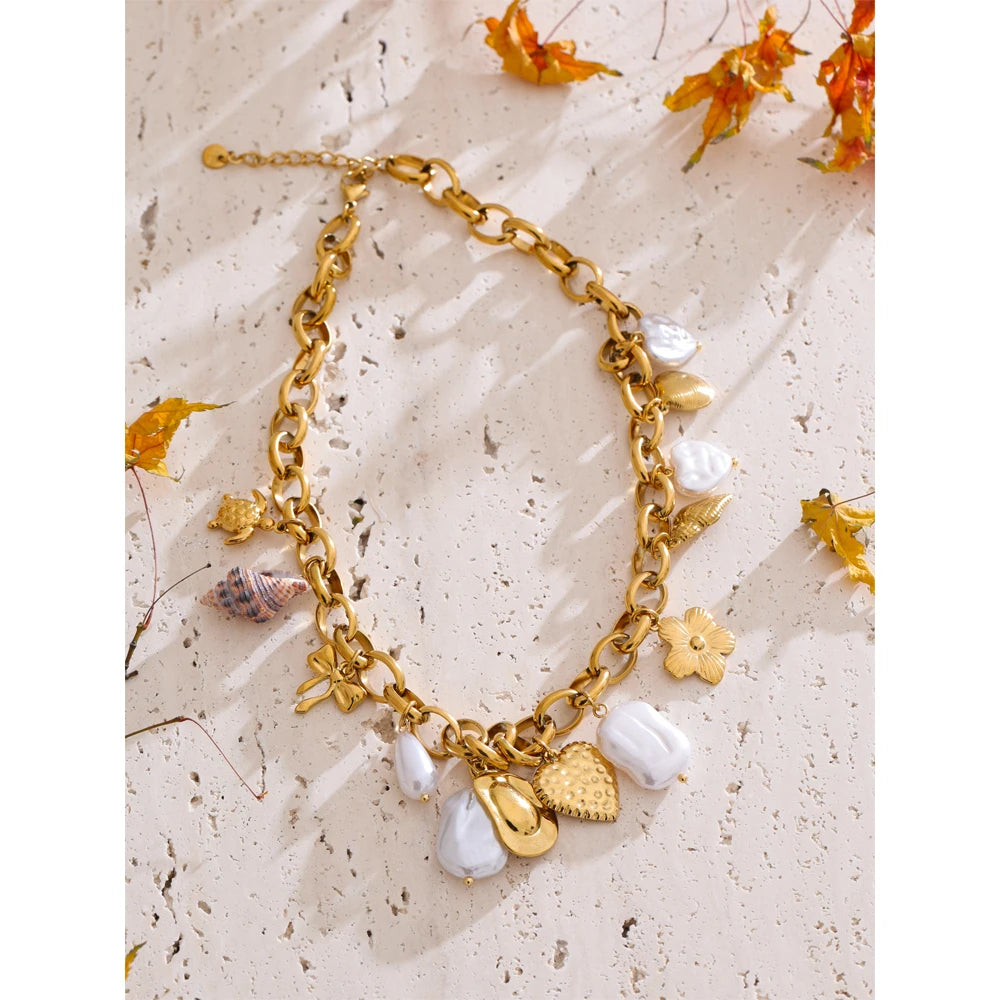 Collier breloques dorées et perles blanches