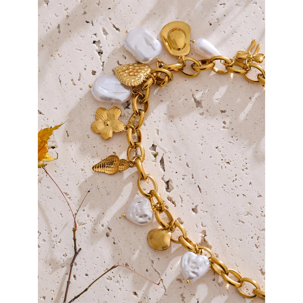 Collier breloques dorées et perles blanches