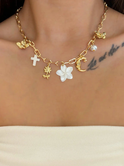 Collier breloque fleur blanche doré