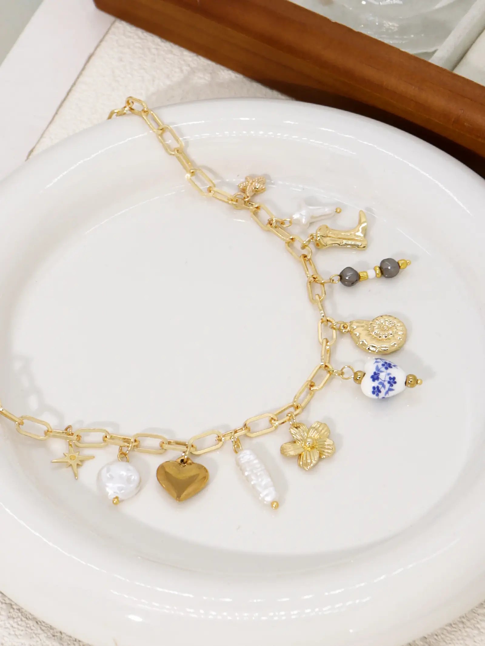 Collier breloque coquillage blanc et bleu doré