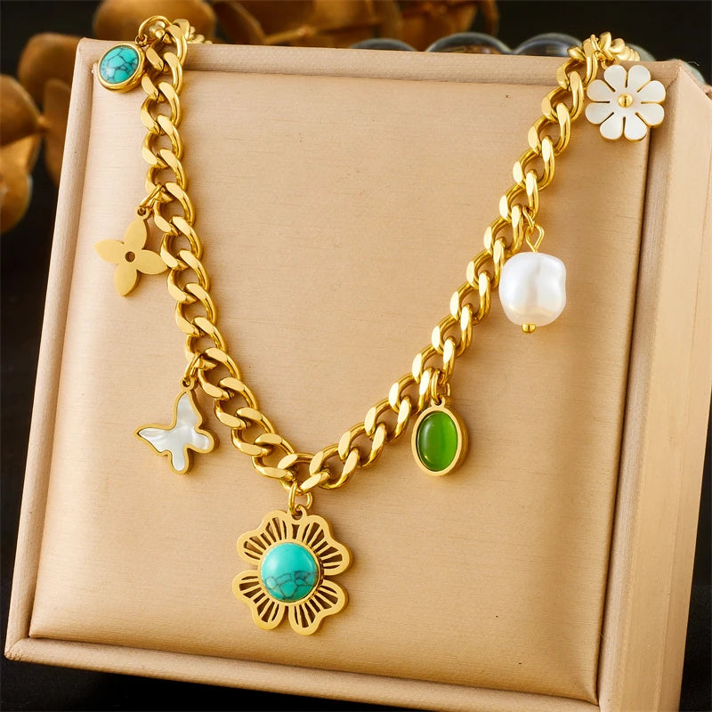 Collier à breloques doré multiples avec fleur