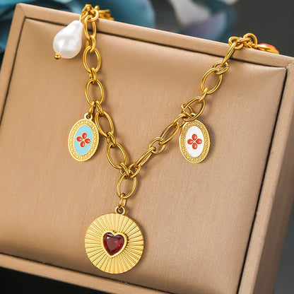 Collier à breloques doré et medaille coeur