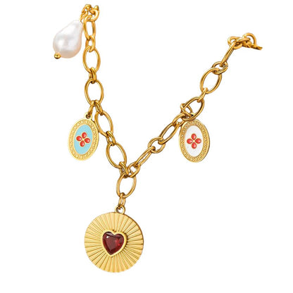 Collier à breloques doré et medaille coeur