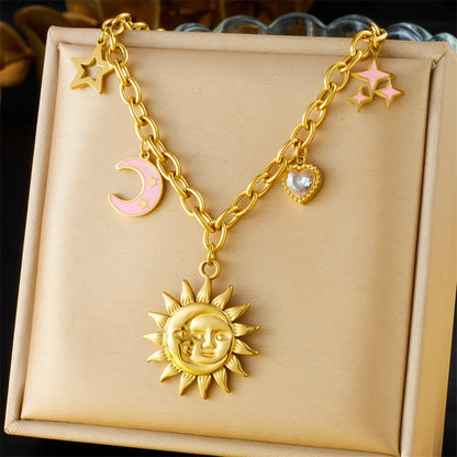 Collier à breloques doré et soleil