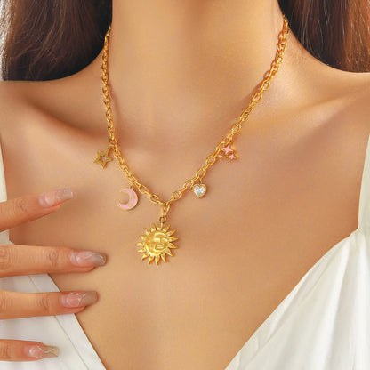 Collier à breloques doré et soleil